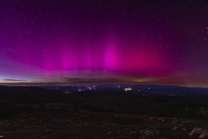 Cada vez más visitantes atiborran volcanes, auroras, los cerezos de Japón; un turismo que moldea deseos a turistas