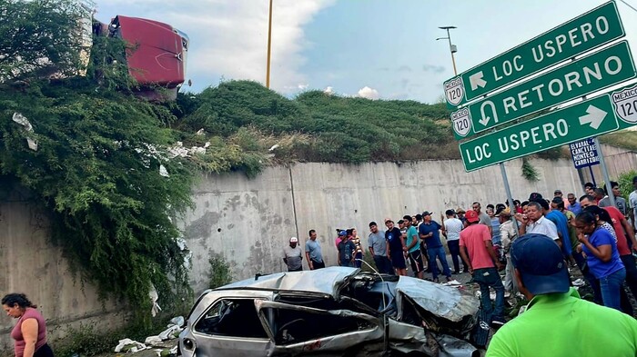 Cae auto de un puente y sobreviven cuatro de milagro