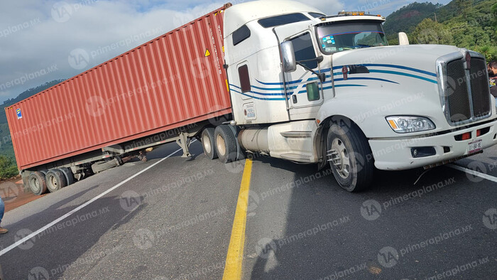 Cae contendor de tráiler y bloquea ambos carriles de la Siglo XXI