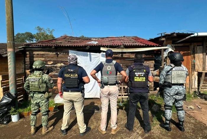 Caen 5 presuntos narcomenudistas tras dos cateos en Morelia; aseguran más de 5 mil dosis de drogas