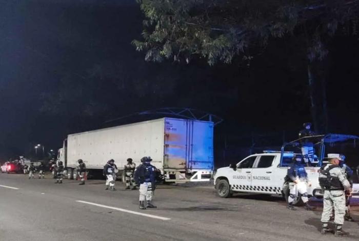 Caen 5 toneladas de químicos para droga sintética en retén de la GN en Uruapan, Michoacán