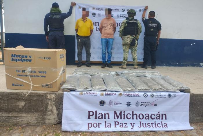Caen dos con 12 kilos de m0t4 en Apatzingán