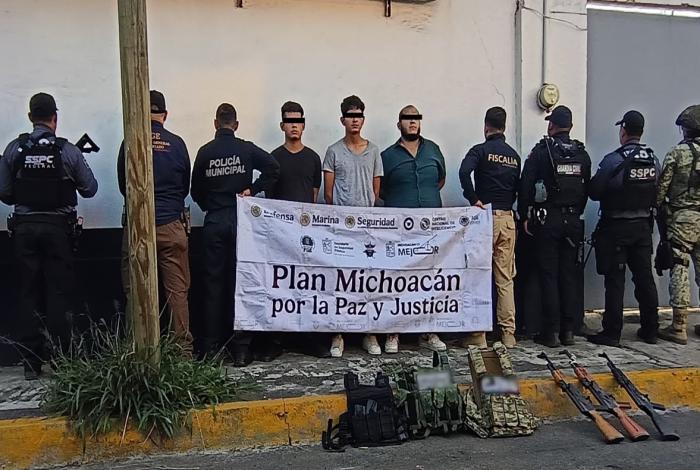 Caen tres con armas de alto poder, cartuchos y equipo táctico en Nuevo Parangaricutiro