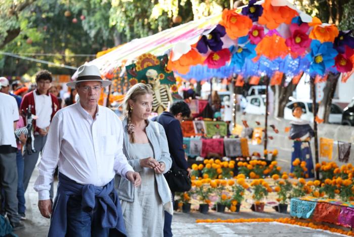 Calzada San Diego, Villalongín y plaza Jardín Morelos, deslumbran con altares y tapetes del Día de Muertos