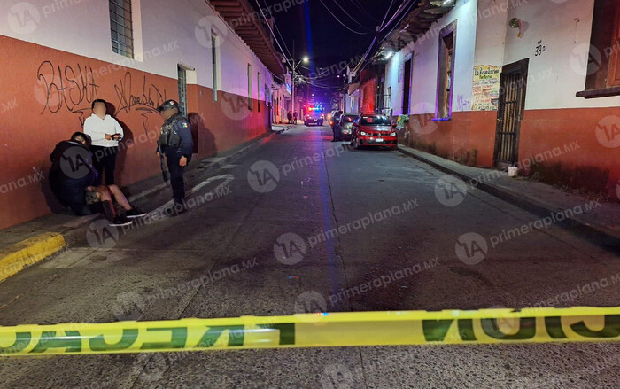 Camino al hospital muere un hombre baleado, en Uruapan