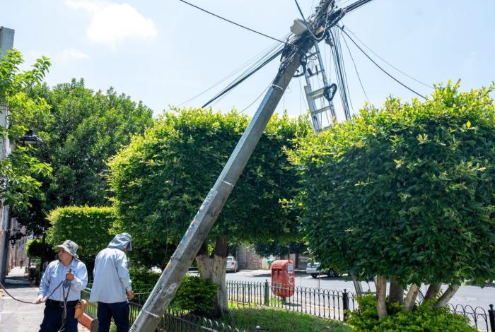 Camión daña dos postes de Telmex en la calle Plan de Ayala