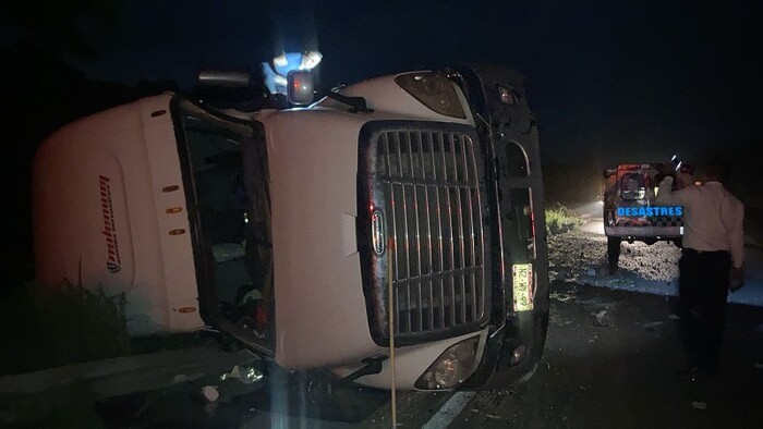 Camión de carga pierde el control y vuelca en la Autopista Siglo XXI