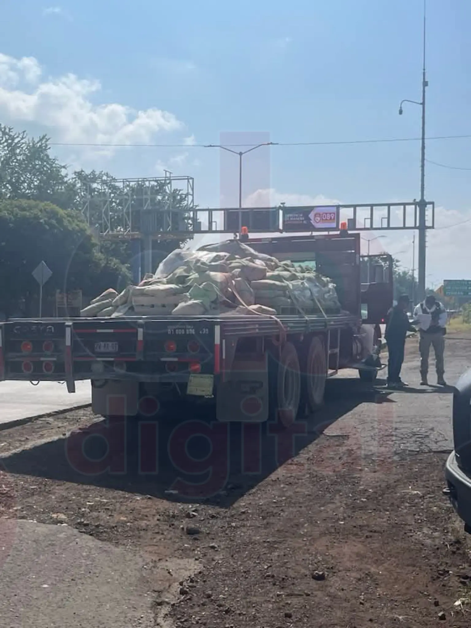 Camión de carga se queda sin frenos