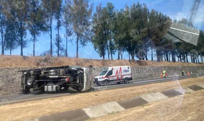 Camión de carga vuelca y bloquea parcialmente la México-Guadalajara