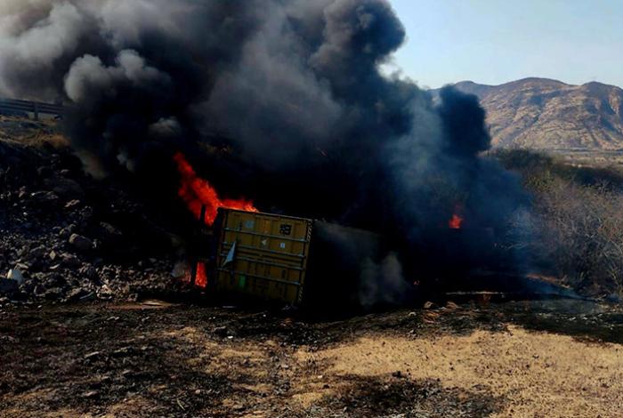 Camión de carga vuelca y se incendia en la autopista Siglo XXI