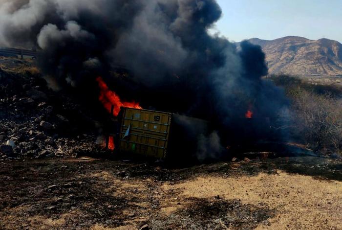 Camión de carga vuelca y se incendia en la autopista Siglo XXI