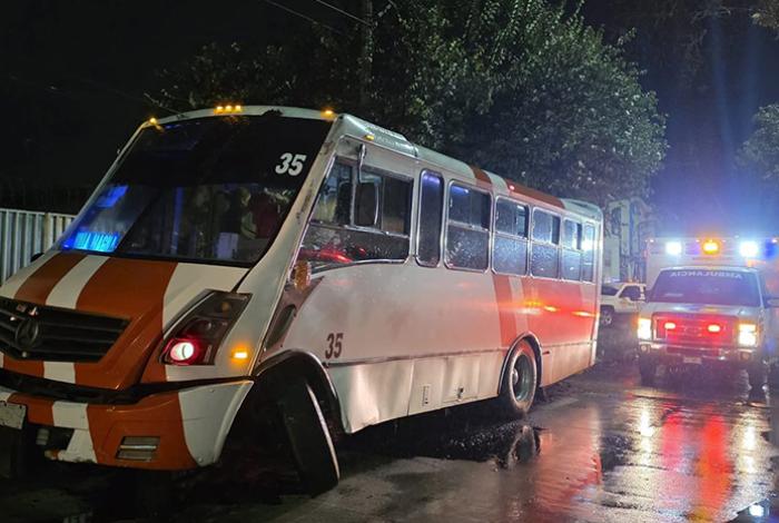 Camión de la Ruta Villa Magna choca contra bolardos en la Madero Poniente; hay heridos