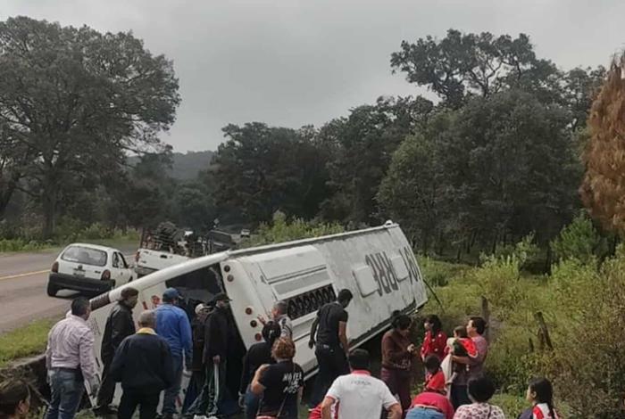 Camión de pasajeros se vuelca en Coeneo; hay varios lesionados