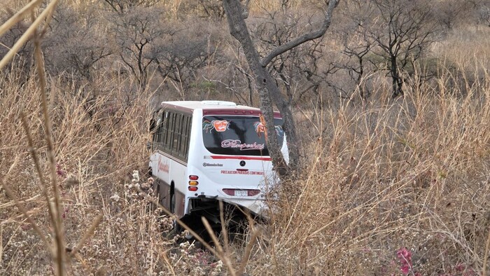 Camión de pasajeros vuelca y cae más de 20 metros; hay seis h3ridos