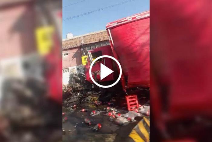 Camión de refrescos queda destrozado en el Periférico de Morelia