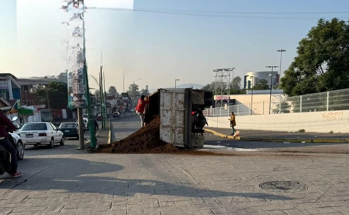 Camión de volteo vuelca en Uruapan frente a Wal-Mart