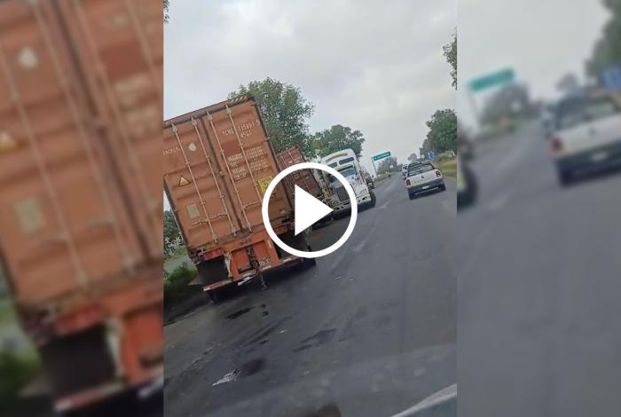 Camión doble remolque choca y cae en cuneta de la Morelia-Pátzcuaro