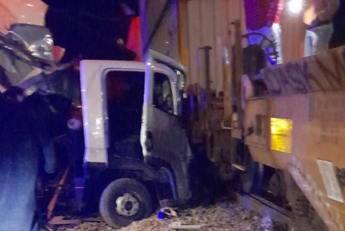 Camión es embestido por el ferrocarril en Tzurumútaro