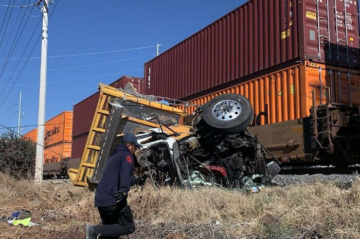 Camión intenta ganarle al tren y lo embiste, en Querétaro, hay un lesionado