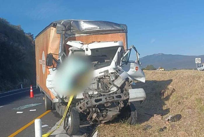 Camión mueblero choca en la autopista México-Guadalajara; hay 1 muerto y 2 heridos