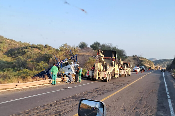 Camión nodriza se sale del camino en la Siglo XXI, sin lesionados