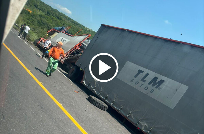 Camión nodriza se salva de volcar en la Siglo XXI