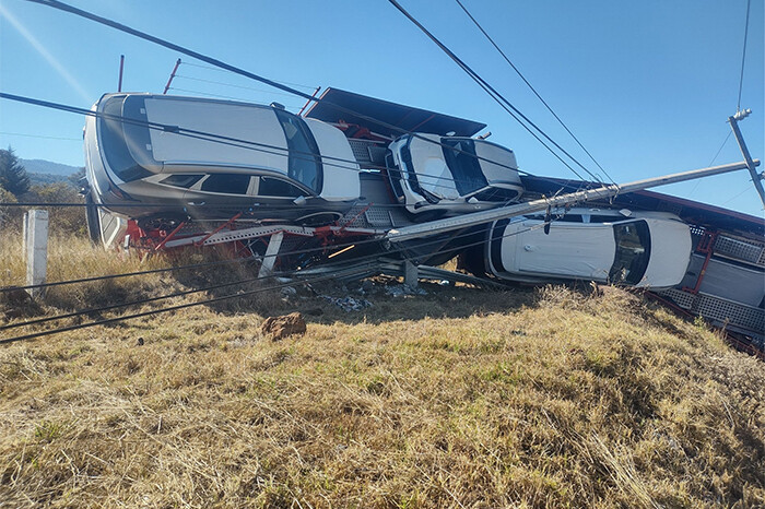 Camión “nodriza” vuelca y derriba poste de CFE en la autopista Pátzcuaro – Copándaro