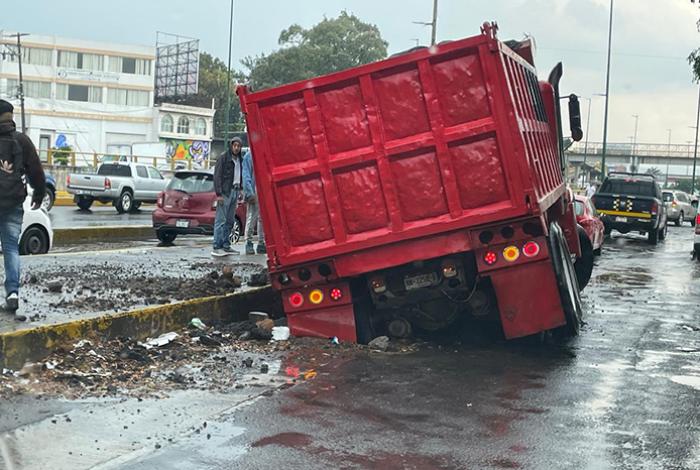 Camión se hunde en socavón en el Periférico de Morelia tras intensas lluvias