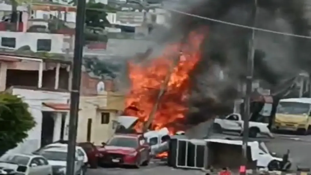 Camión se incendia tras impactarse contra varios vehículos y una vivienda en Querétaro | VIDEO