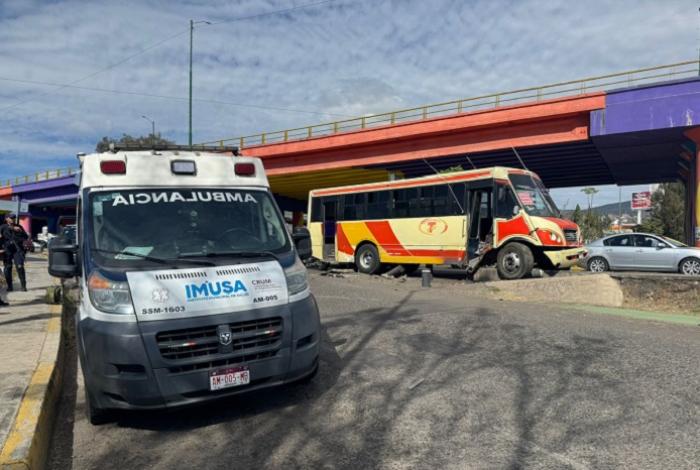Camión urbano choca contra ciclovía de salida a Quiroga; hay 3 menores heridos