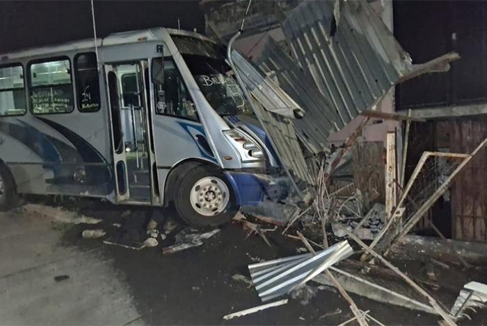 Camión urbano se estrella contra una casa en Uruapan; conductor resulta ileso