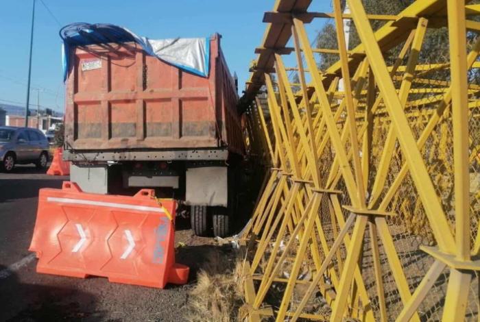 Camión volteo choca contra vieja estructura de puente peatonal al poniente de Morelia
