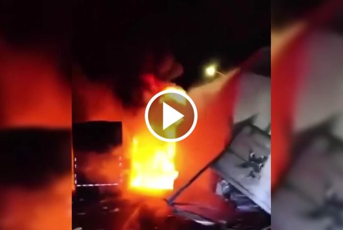 Camiones ch0can, se inc3ndian y bloqu3an carretera de Panindícuaro