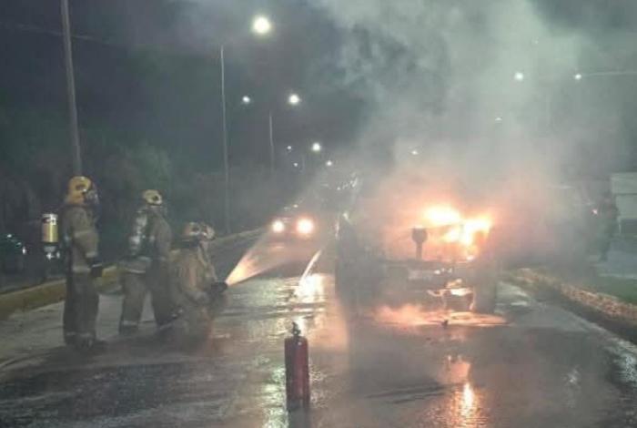 Camioneta arde en llamas en Zamora