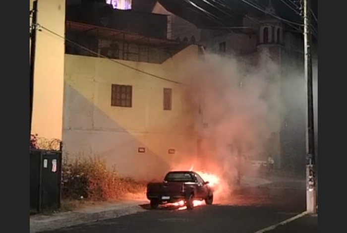 Camioneta arde en llamas en la colonia Lomas de Morelia; presuntamente fue provocado