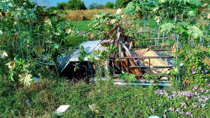 Camioneta cae a canal de aguas negras en Apatzingán; hay dos heridos