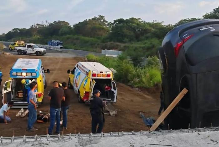 Camioneta cae a desnivel en obra de ampliación de autopista Siglo XXI; hay dos lesionados