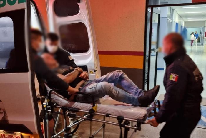 Camioneta cae a desnivel en la Siglo XXI; hay dos heridos