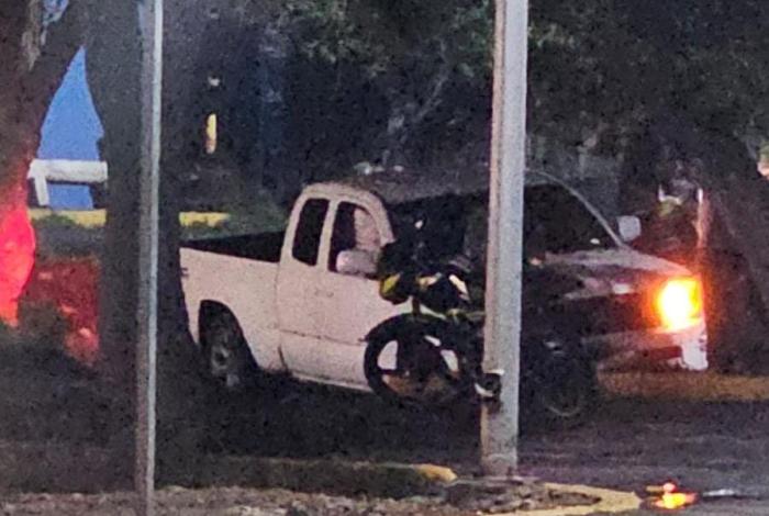 Camioneta cae a un desnivel en Apatzingán; ocupantes resultan ilesos