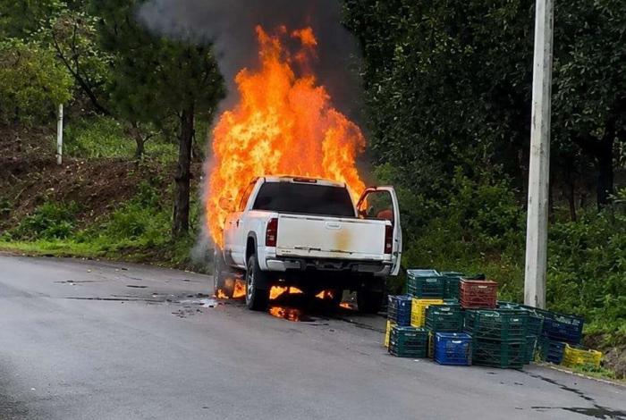 Camioneta cargada con aguacate arde en llamas sobre la carretera Tancítaro-San Juan Nuevo