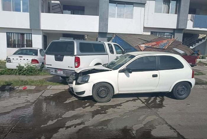 Camioneta choca auto y destruye puesto de tacos en Morelia