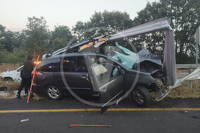 Camioneta choca contra barrera de contención en la Siglo XXI; hay un fallecido