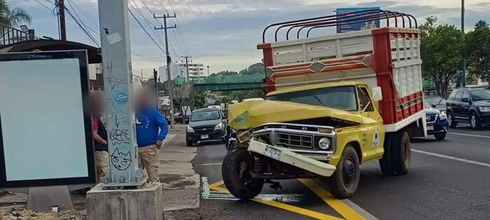 Camioneta choca contra poste del C5i en libramiento sur de Morelia