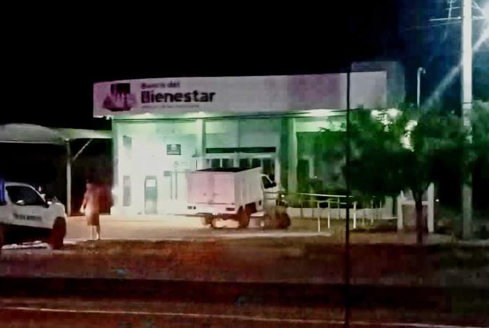 Camioneta choca y termina dentro del Banco del Bienestar de Múgica
