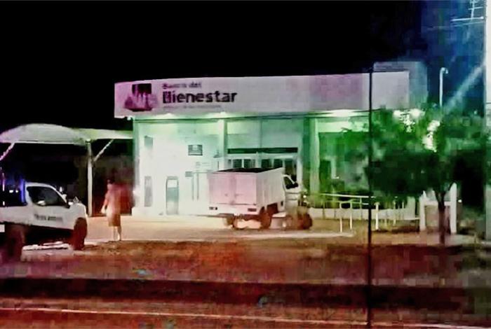 Camioneta choca y termina dentro del Banco del Bienestar de Múgica