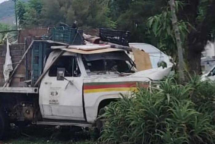Camioneta de basura choca contra árbol de un camellón en el libramiento de Morelia; hay un lesionado