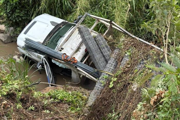 Camioneta de carga vuelca y termina al fondo de un canal de agua en Tacámbaro