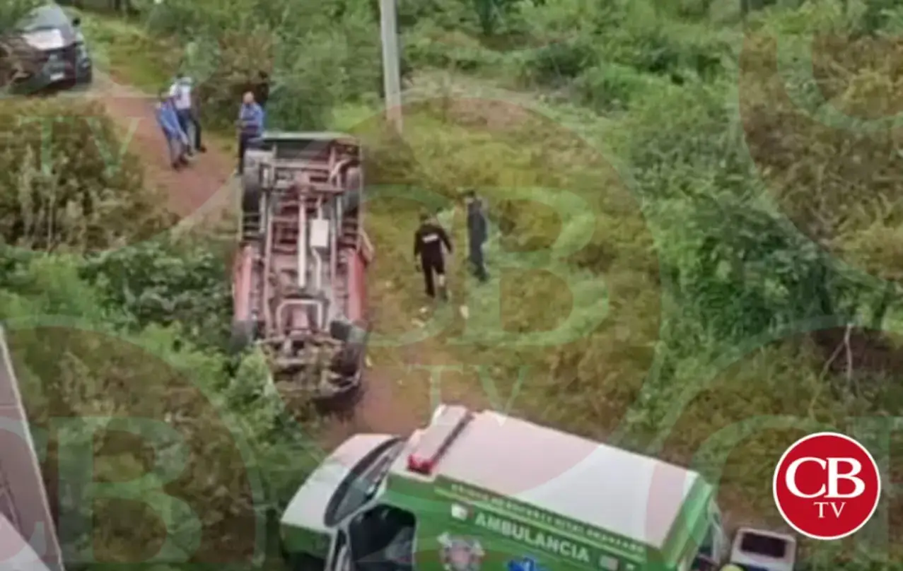 Camioneta de gas vuelca en La Piedad tras ponchadura