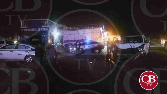 Camioneta embiste un taxi en la Morelia-Pátzcuaro