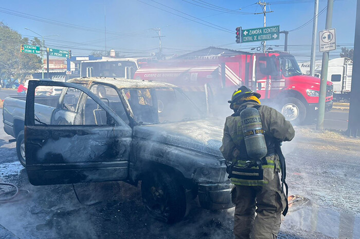 Camioneta es consumida por el fuego en Zamora; la causa, una falla eléctrica